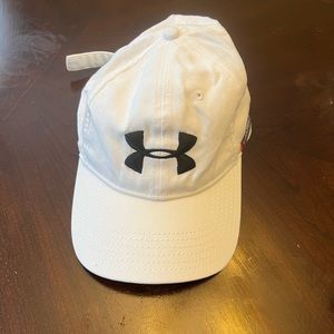 Under Armour Men’s White with Black Logo HeatGear Adjustable Hat